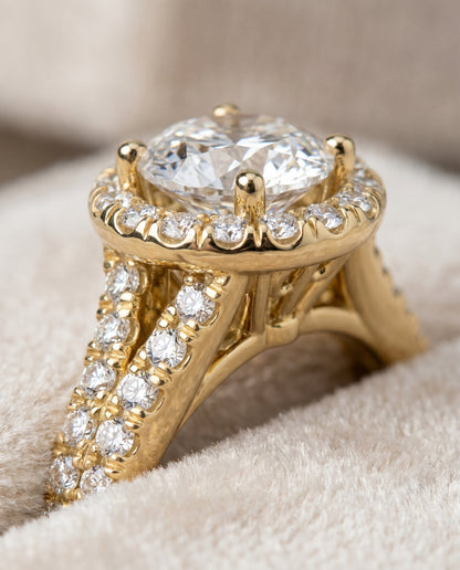 ตัวเรือนแหวนหมั้นเพชร Calliope ทรงกลม ฝังปาเว่ ทองคำเหลือง 18K จาก RockHer