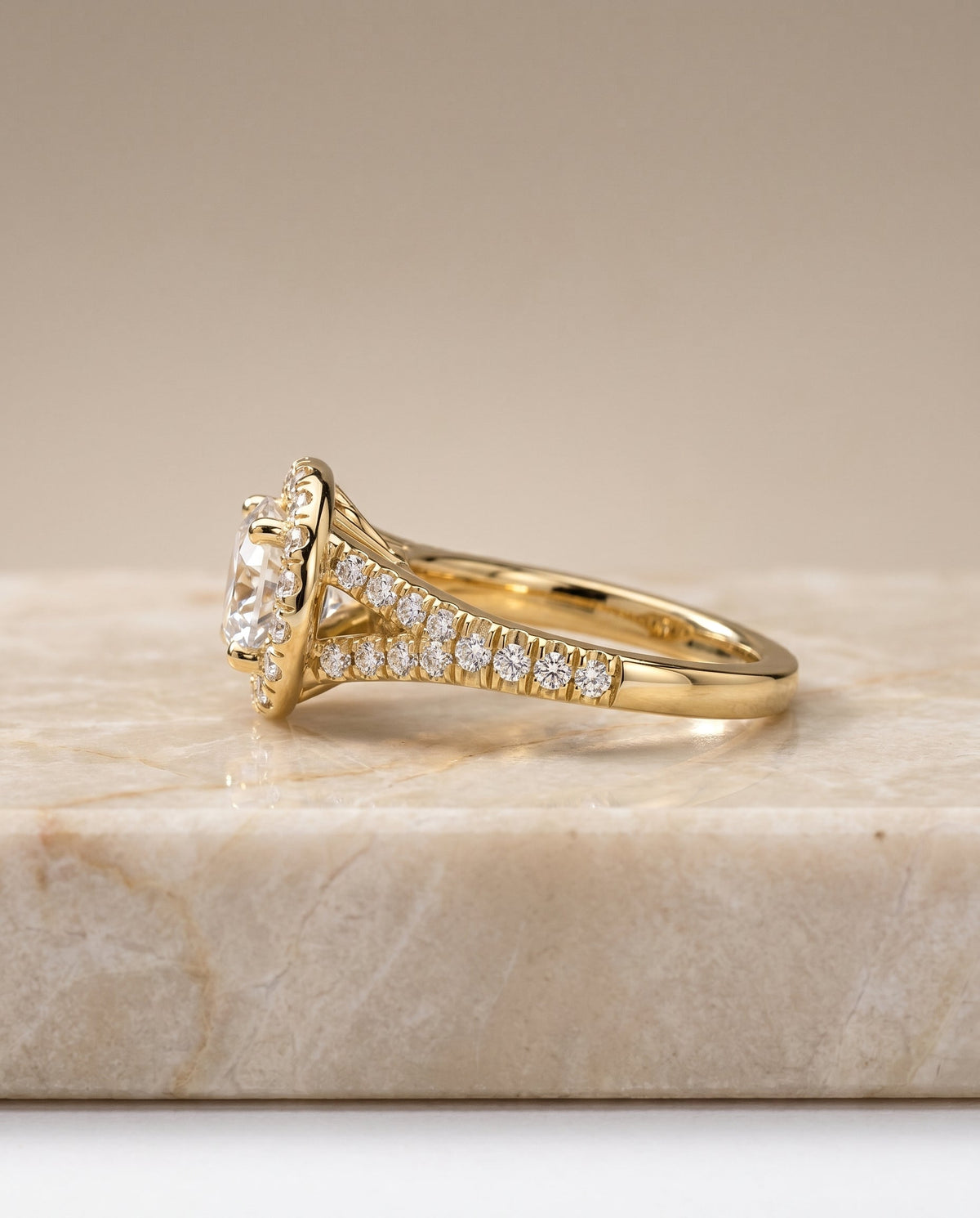 ตัวเรือนแหวนหมั้นเพชร Calliope ทรงกลม ฝังปาเว่ ทองคำเหลือง 18K จาก RockHer