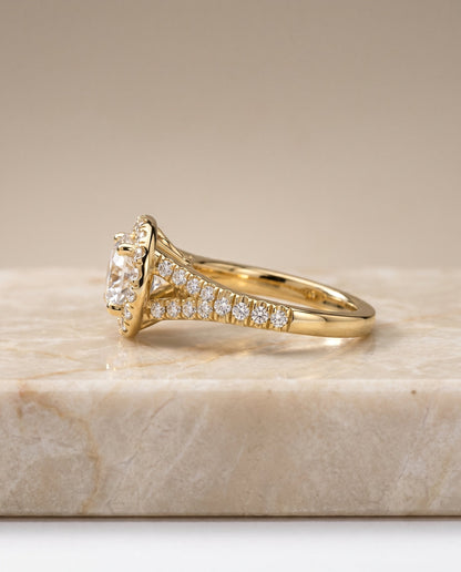 ตัวเรือนแหวนหมั้นเพชร Calliope ทรงกลม ฝังปาเว่ ทองคำเหลือง 18K จาก RockHer