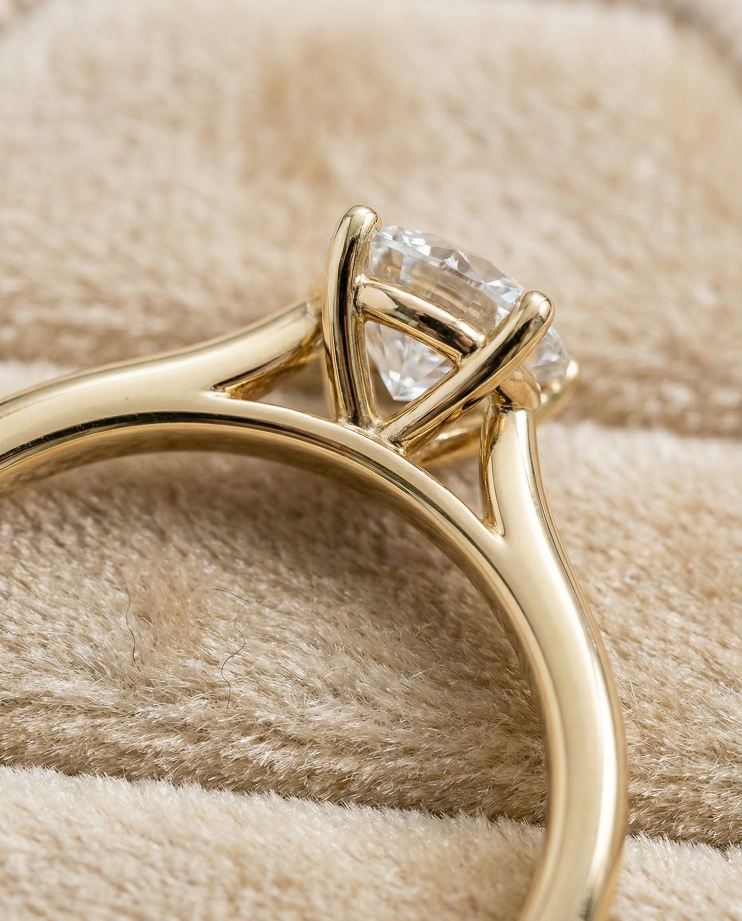 Round Brilliant, Pinched Cathedral Solitaire, in 18K Yellow Gold, prong setting – detail view | RockHer
