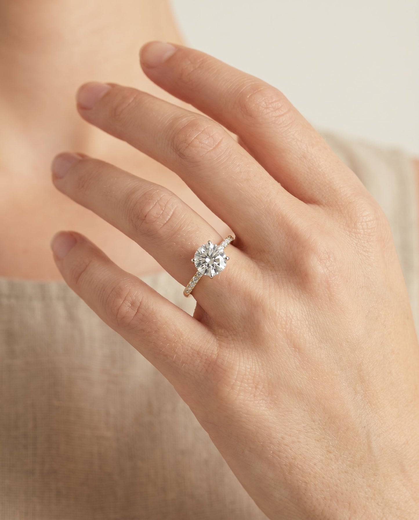 ตัวเรือนแหวนหมั้นเพชรเม็ดเดี่ยวรุ่น Cherie Hidden Halo สำหรับเพชรทรงกลม ตัวเรือนทอง 18K Yellow Gold