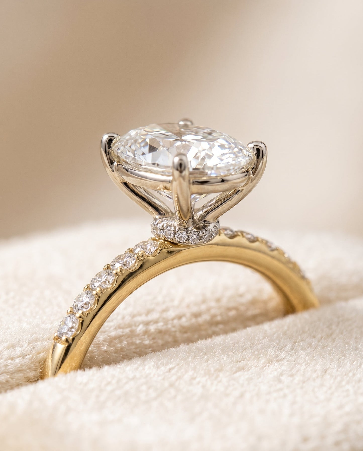 ตัวเรือนแหวนหมั้น Cherie Hidden Halo Solitaire สำหรับเพชรรูปไข่ ทองคำ 18K