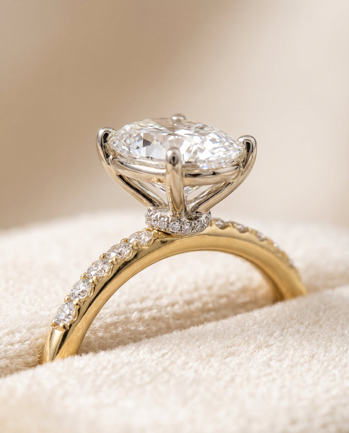 ตัวเรือนแหวนหมั้น Cherie Hidden Halo Solitaire สำหรับเพชรรูปไข่ ทองคำ 18K