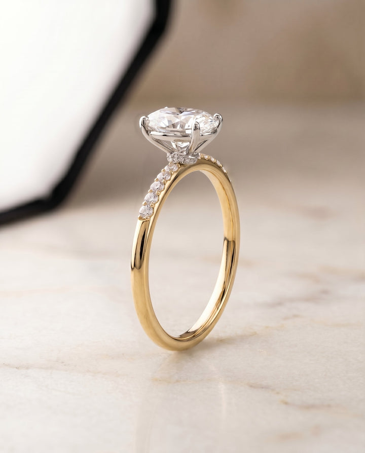 ตัวเรือนแหวนหมั้น Cherie Hidden Halo Solitaire สำหรับเพชรรูปไข่ ทองคำ 18K