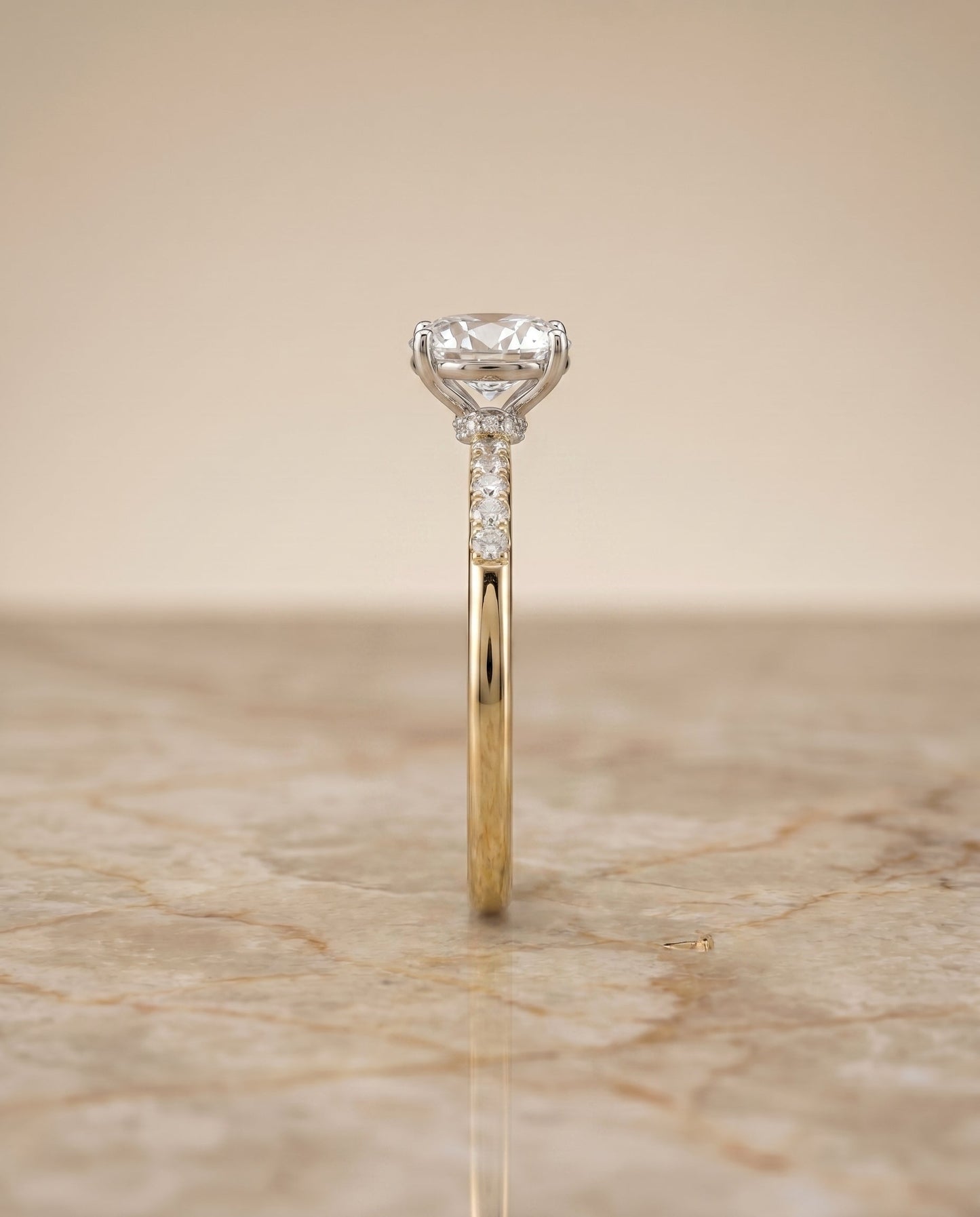 ตัวเรือนแหวนหมั้น Cherie Hidden Halo Solitaire สำหรับเพชรรูปไข่ ทองคำ 18K