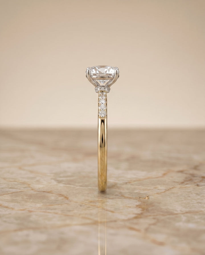ตัวเรือนแหวนหมั้น Cherie Hidden Halo Solitaire สำหรับเพชรรูปไข่ ทองคำ 18K