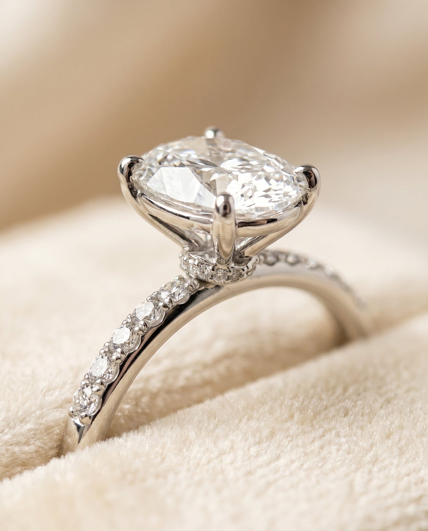ตัวเรือนแหวนหมั้นเพชรเม็ดเดี่ยว Cherie Hidden Halo สำหรับเพชรรูปไข่ ทองคำขาว 18K