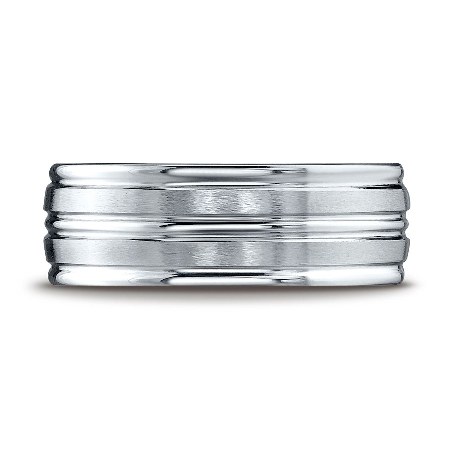 แพลตตินัม แหวนดีไซน์แกะสลักขอบกลมและแถบตรงกลางขัดมันสูงแบบซาติน ขนาด 8 มม. แบบสวมใส่สบาย