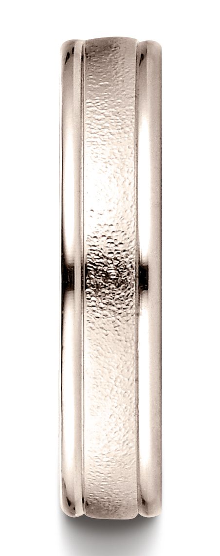 แหวนทองคำชมพู 14k ขนาด 4 มม. แบบสบายที่มีการตกแต่งลวดเสร็จสิ้นเงาแบบขอบกลมแกะสลัก