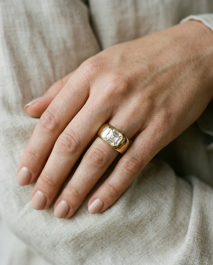 The Remi Select — Bezel-Set Cigar Band Asscher in 18K Yellow Gold