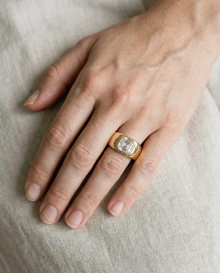 The Remi Select — Bezel-Set Cigar Band Asscher in 18K Yellow Gold