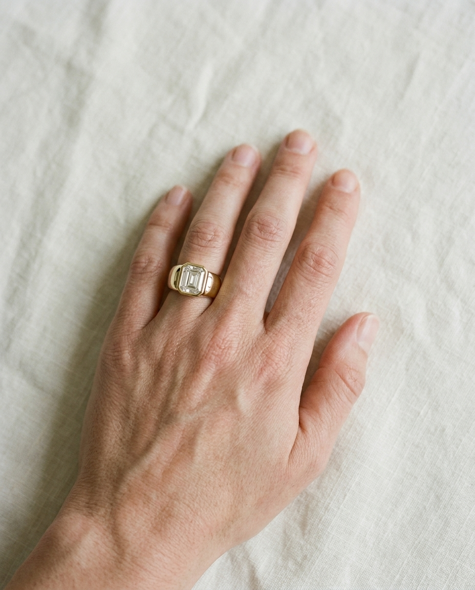 The Remi Select — Bezel-Set Cigar Band Emerald in 18K Yellow Gold