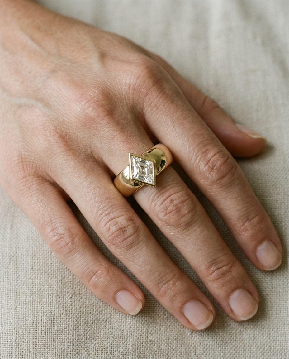 The Remi Select — Bezel-Set Cigar Band Kite in 18K Yellow Gold