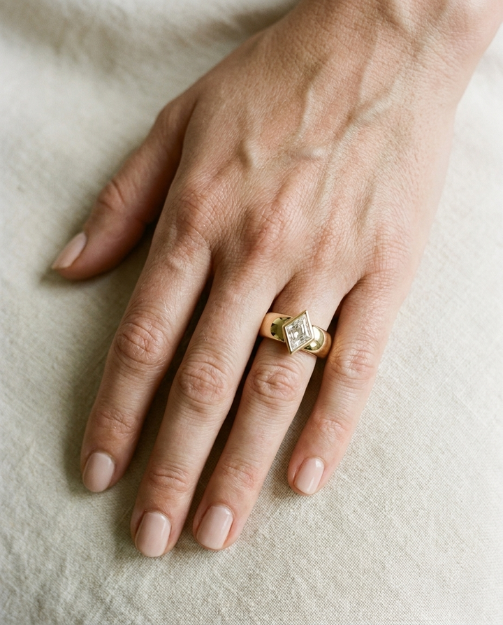 The Remi Select — Bezel-Set Cigar Band Kite in 18K Yellow Gold
