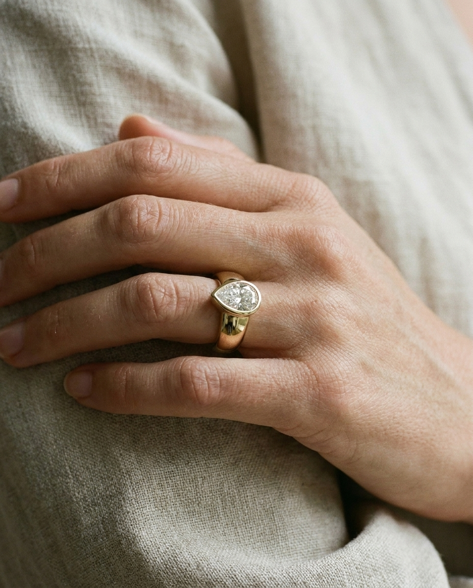 The Remi Select — Bezel-Set Cigar Band Pear in 18K Yellow Gold
