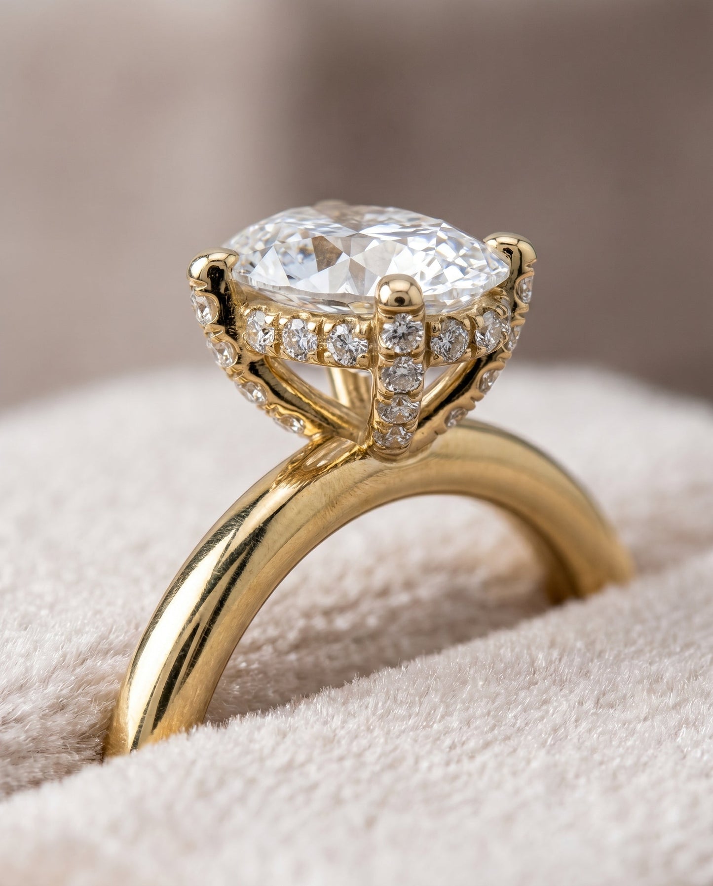 ตัวเรือนแหวนหมั้น Lana Pavé Halo สำหรับเพชรรูปไข่ ทองคำ 18K Yellow Gold