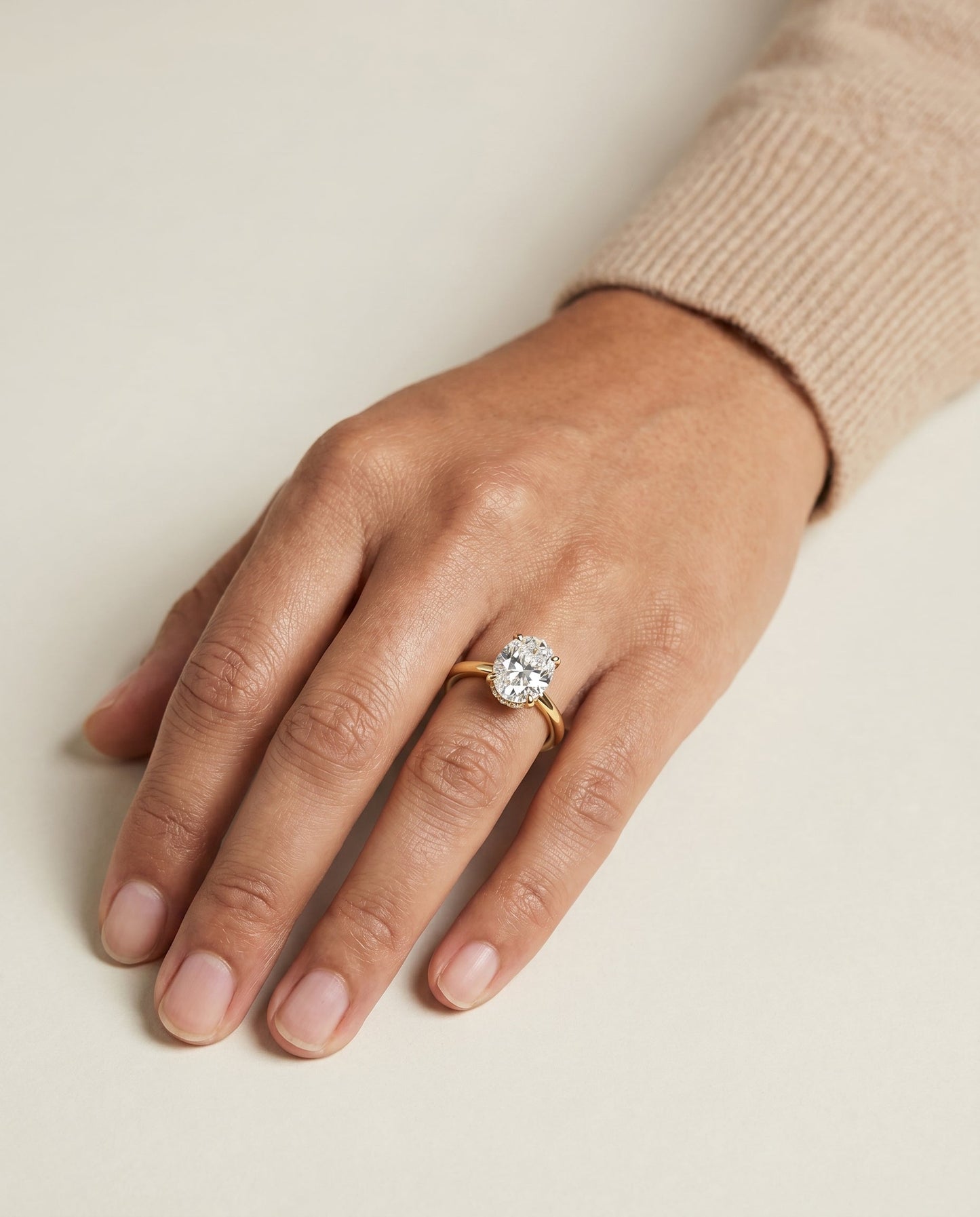 ตัวเรือนแหวนหมั้น Lana Pavé Halo สำหรับเพชรรูปไข่ ทองคำ 18K Yellow Gold