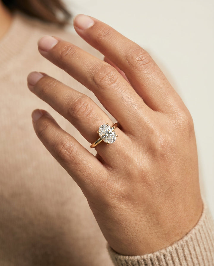 ตัวเรือนแหวนหมั้น Lana Pavé Halo สำหรับเพชรรูปไข่ ทองคำ 18K Yellow Gold