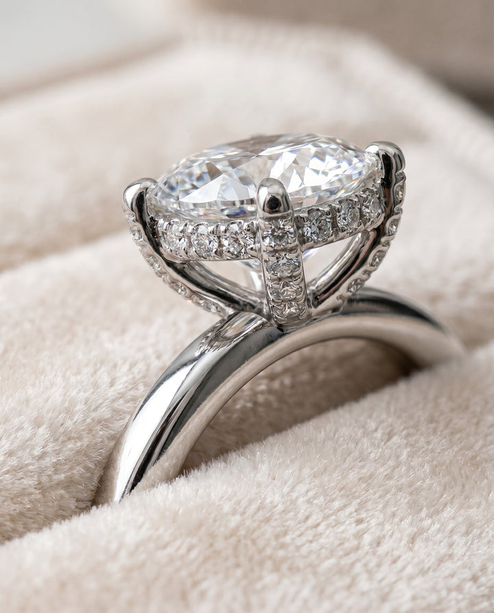 แหวนหมั้น Lana Pavé Halo ดีไซน์สำหรับเพชรรูปไข่ ทองคำขาว 18K