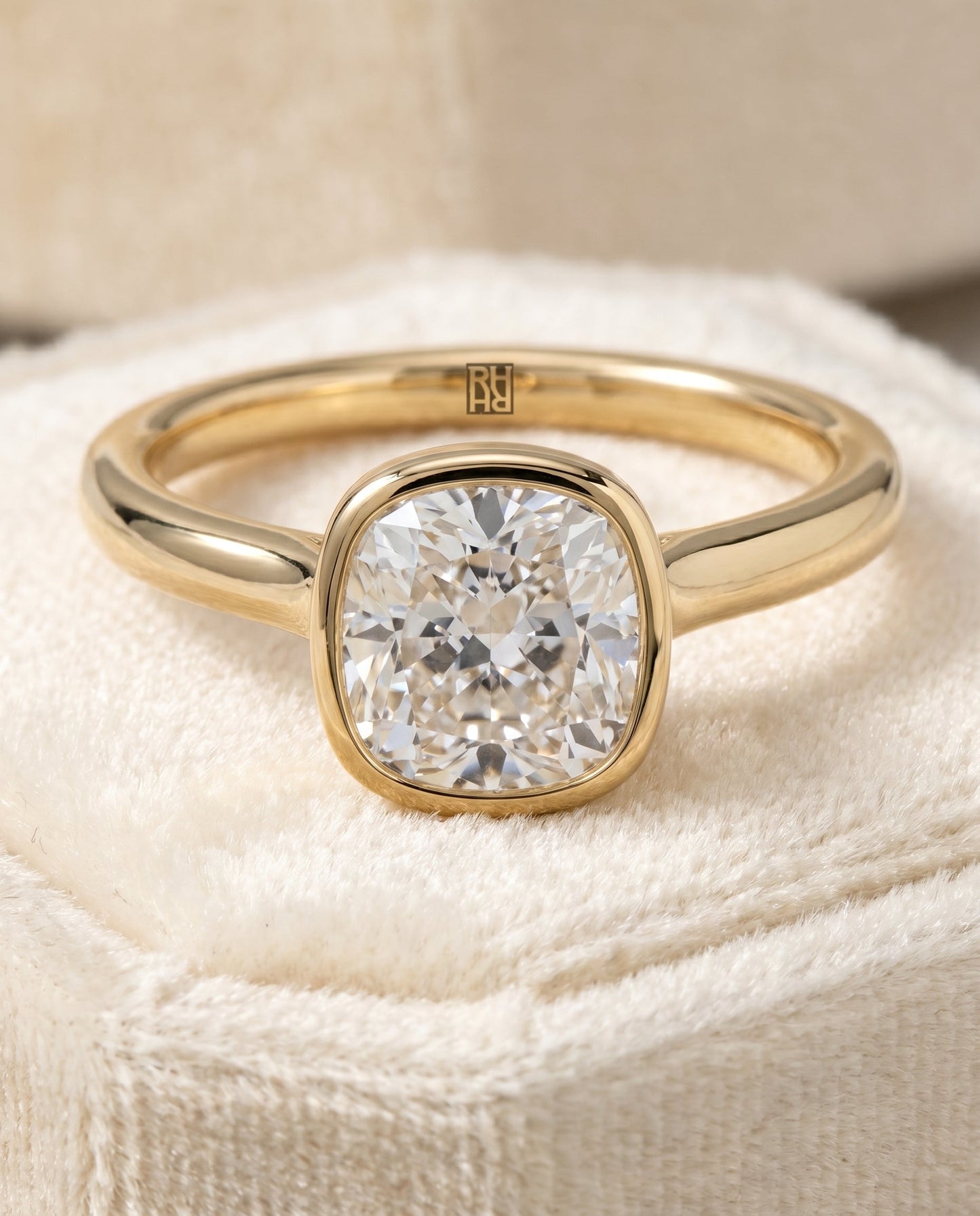 ตัวเรือนแหวนหมั้น Duran Bezel Solitaire สำหรับเพชรทรง Cushion ทำจากทอง 18K