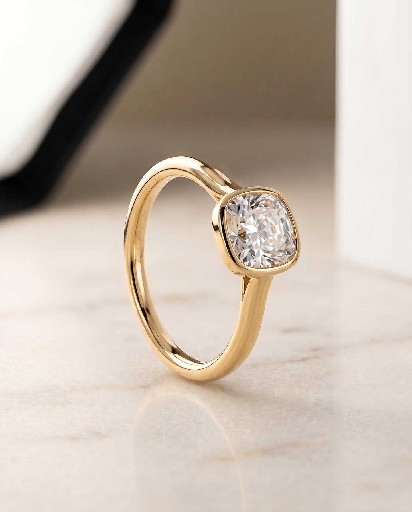 ตัวเรือนแหวนหมั้น Duran Bezel Solitaire สำหรับเพชรทรง Cushion ทำจากทอง 18K