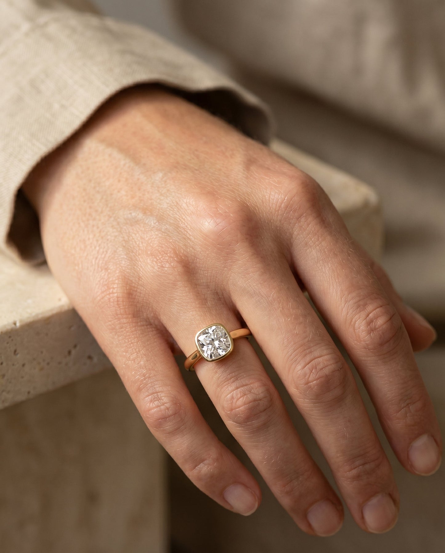 ตัวเรือนแหวนหมั้น Duran Bezel Solitaire สำหรับเพชรทรง Cushion ทำจากทอง 18K