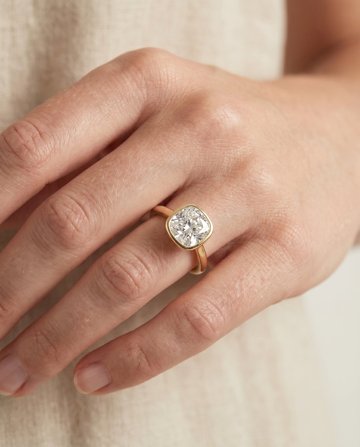 ตัวเรือนแหวนหมั้น Duran Bezel Solitaire สำหรับเพชรทรง Cushion ทำจากทอง 18K