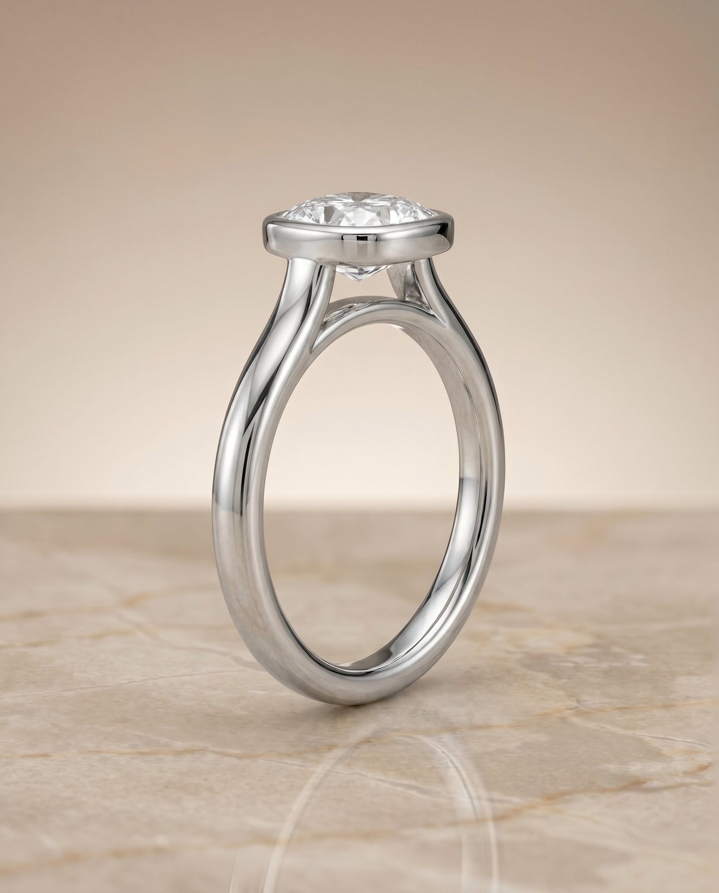 ตัวเรือนแหวนหมั้น Duran Bezel Solitaire สำหรับเพชรทรง Cushion ทำจากทองคำขาว 18K