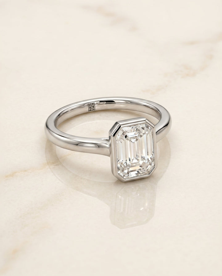 ตัวเรือนแหวนหมั้น Duran ทรงมรกต ทองคำขาว 18K จาก RockHer