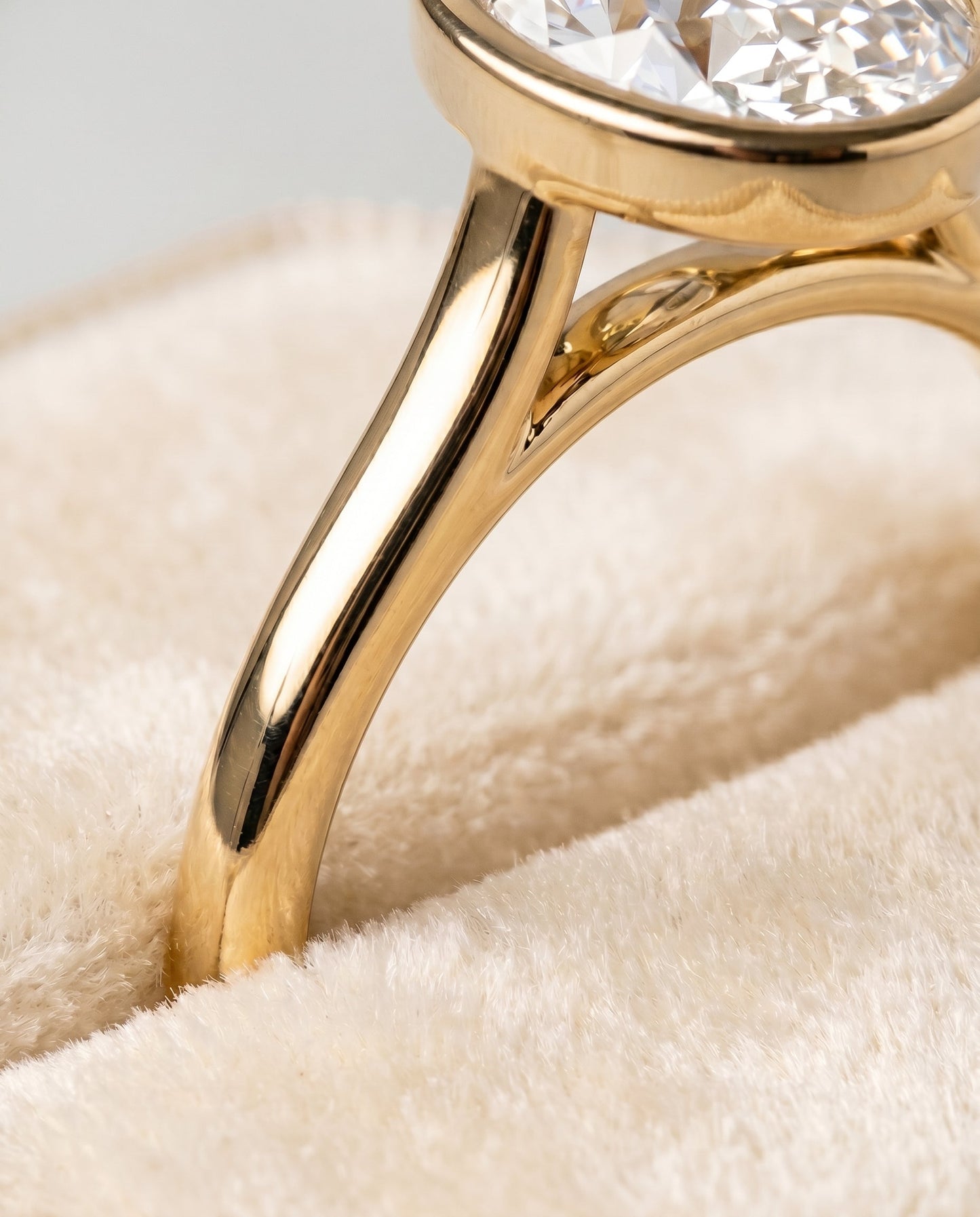 ตัวเรือนแหวนหมั้น Duran Bezel Solitaire สำหรับเพชรทรงไข่ ทองคำ 18K