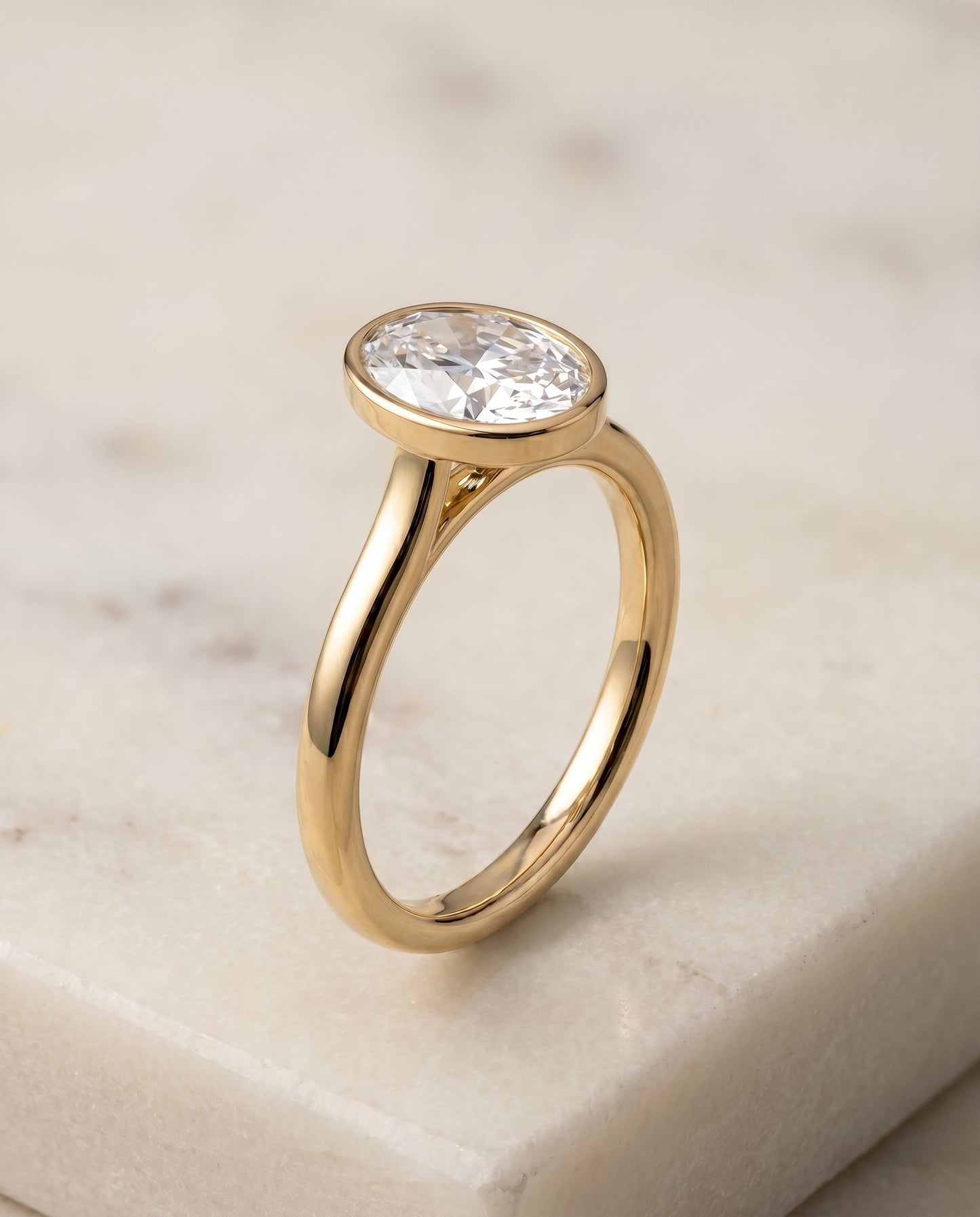 ตัวเรือนแหวนหมั้น Duran Bezel Solitaire สำหรับเพชรทรงไข่ ทองคำ 18K