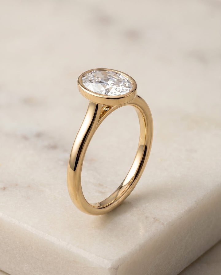 ตัวเรือนแหวนหมั้น Duran Bezel Solitaire สำหรับเพชรทรงไข่ ทองคำ 18K