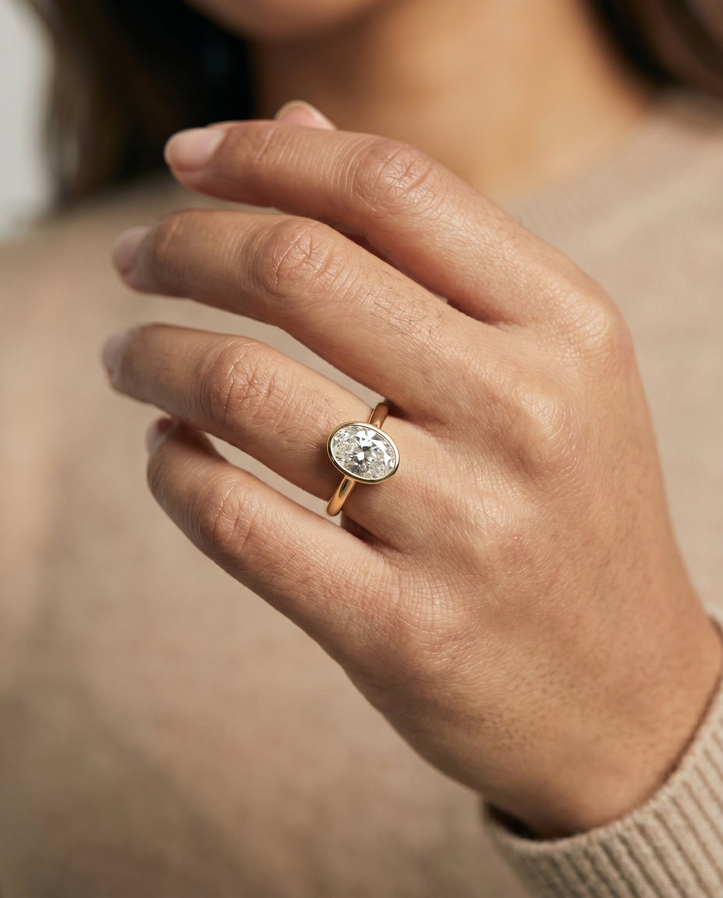 ตัวเรือนแหวนหมั้น Duran Bezel Solitaire สำหรับเพชรทรงไข่ ทองคำ 18K