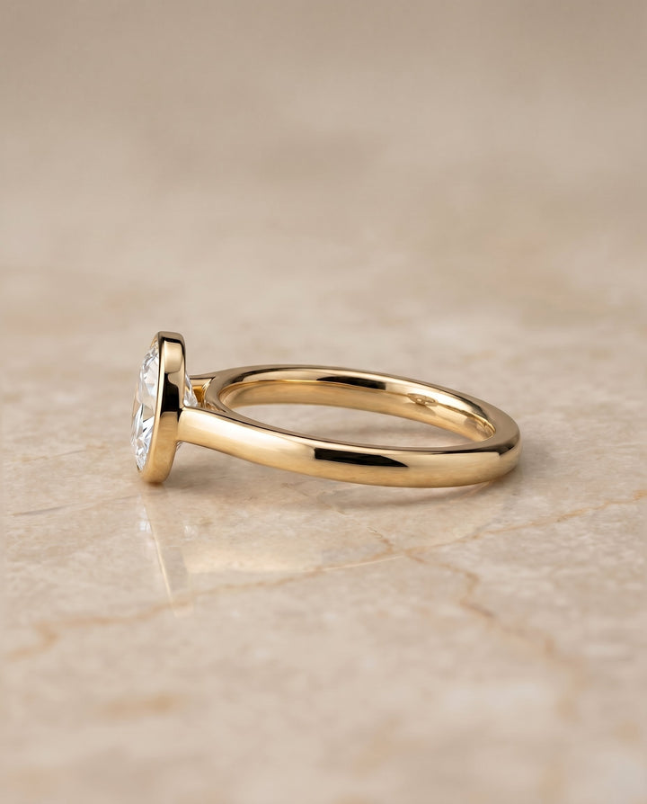 ตัวเรือนแหวนหมั้น Duran Bezel Solitaire สำหรับเพชรทรงไข่ ทองคำ 18K