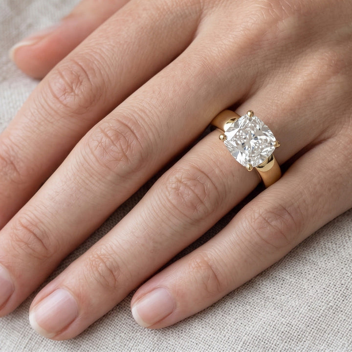 Cushion Bold Band Solitaire, in 18K Yellow Gold, prong setting – detail view | RockHer
