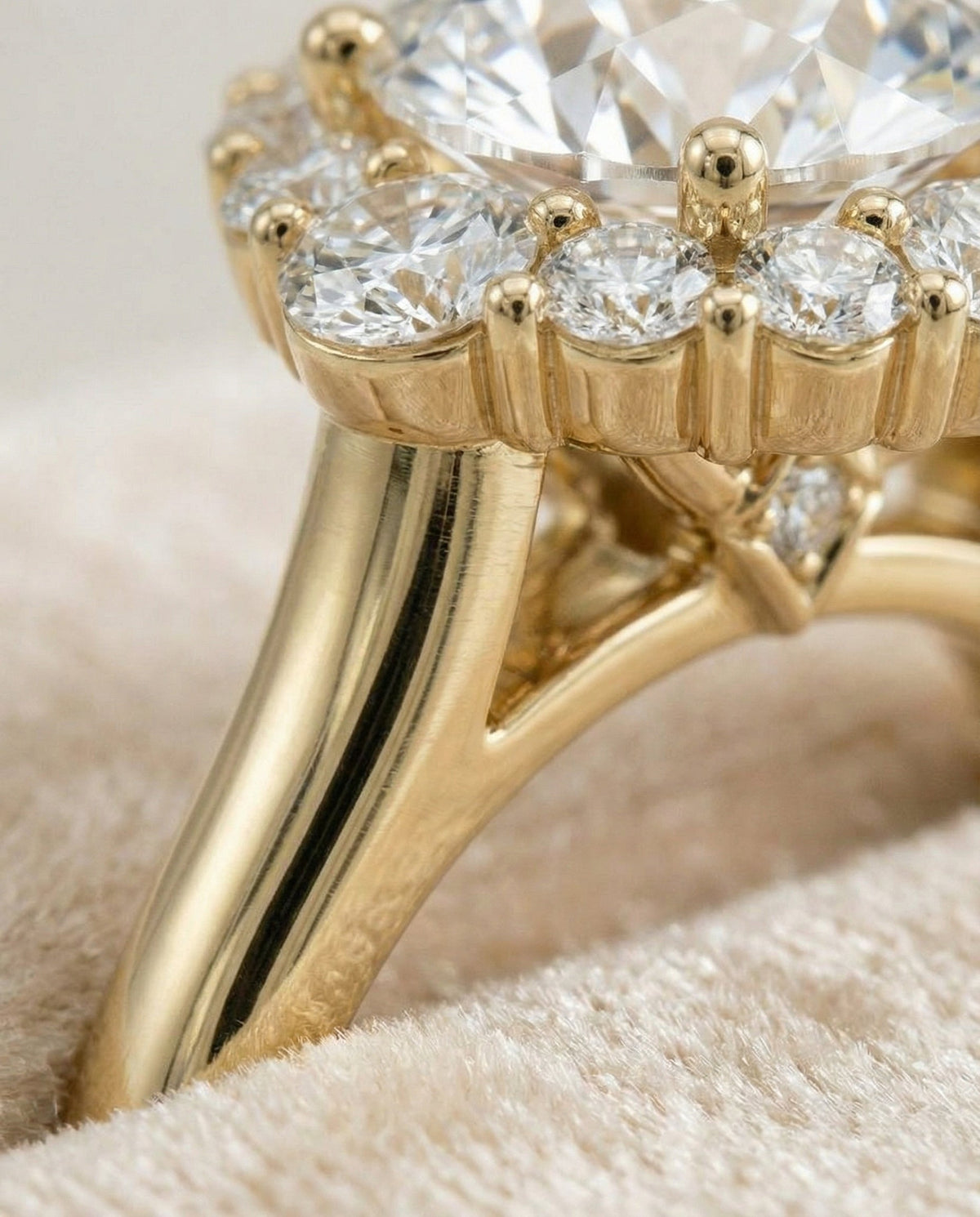 ตัวเรือนแหวนหมั้นเพชร Tionne ทรงกลม ฝังหนาม ทองคำเหลือง 18K จาก RockHer