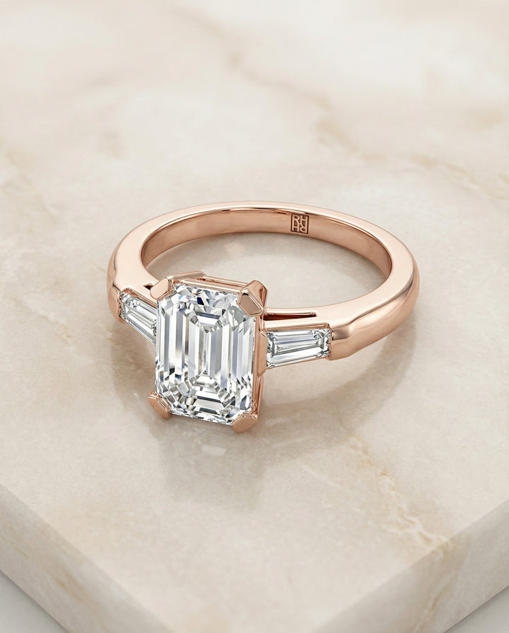 ตัวเรือนแหวนหมั้นเพชร Caroline ทรงมรกต ฝังหนาม ทองคำชมพู 14K จาก RockHer