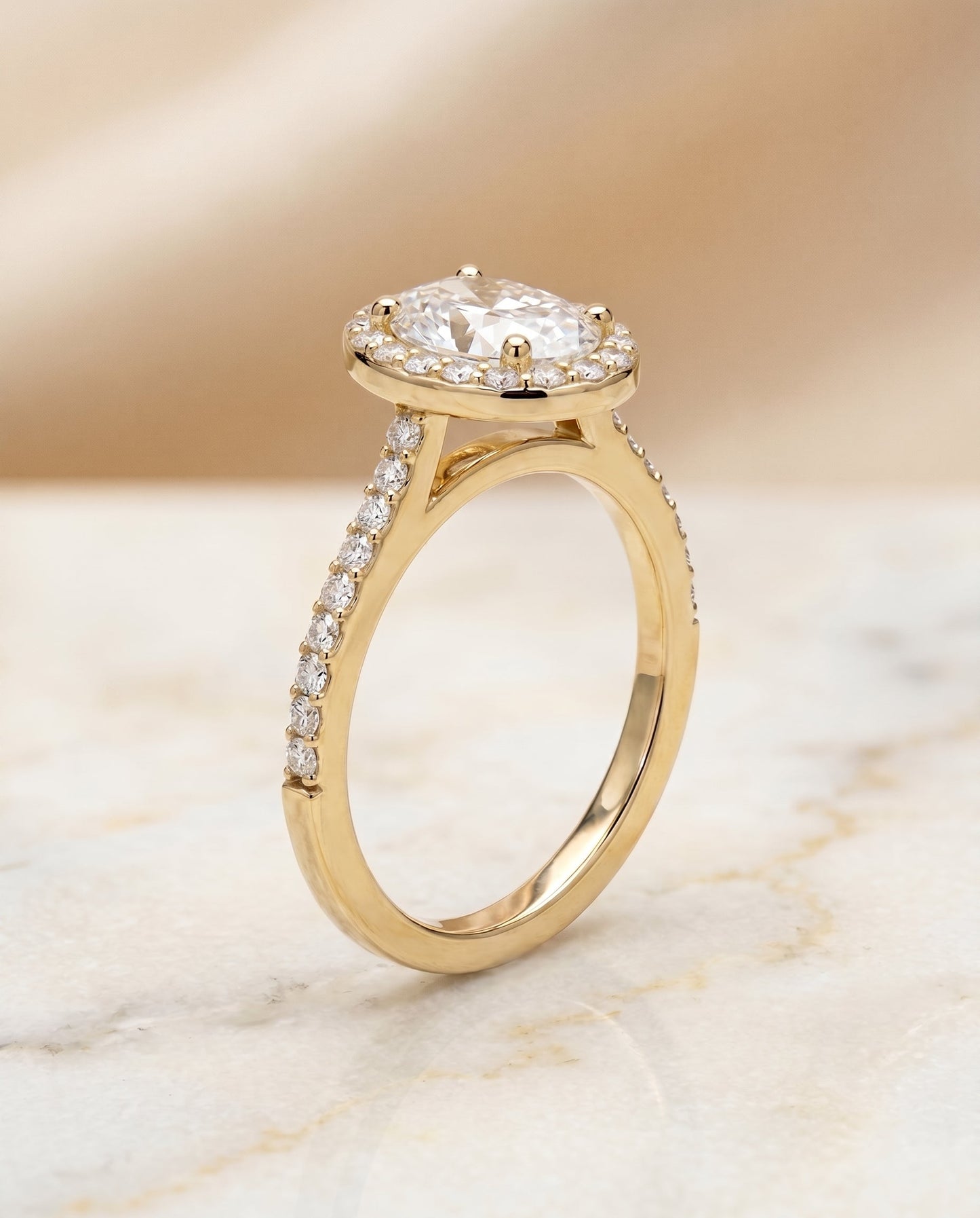 ตัวเรือนแหวนหมั้น Taylor Pavé Halo สำหรับเพชรรูปไข่ ทองคำขาว 18K