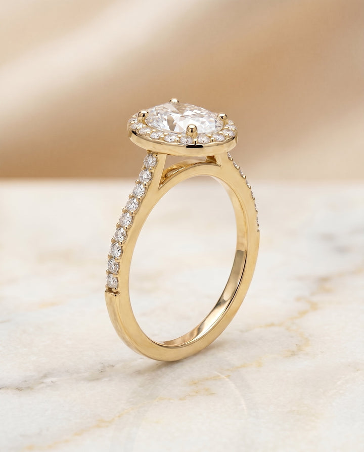 ตัวเรือนแหวนหมั้น Taylor Pavé Halo สำหรับเพชรรูปไข่ ทองคำขาว 18K