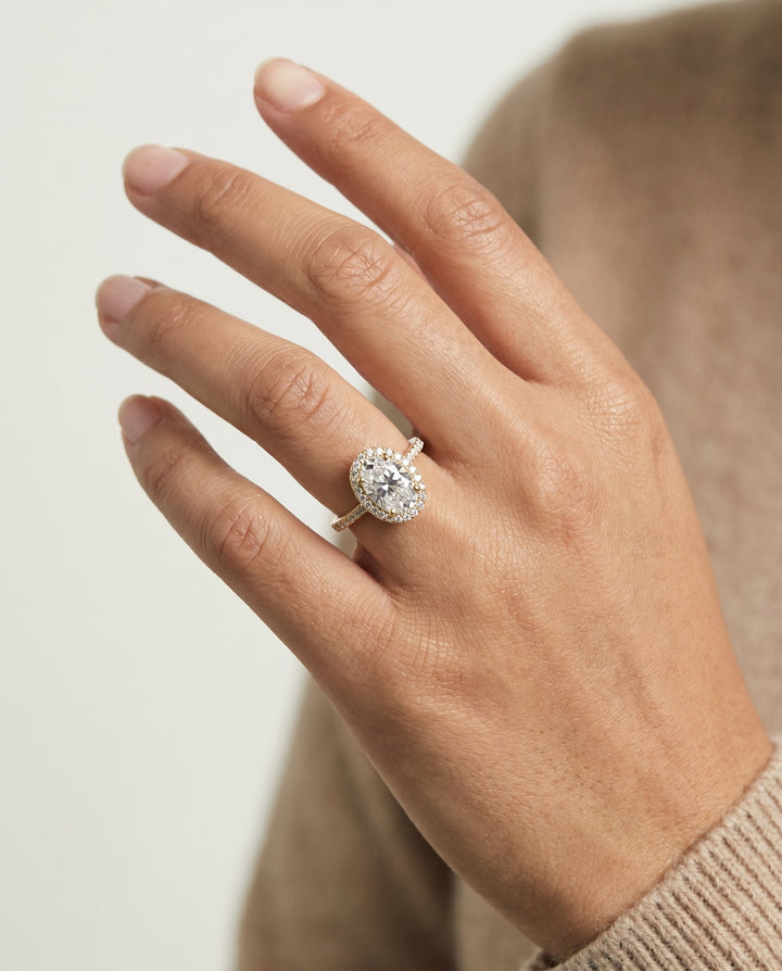 ตัวเรือนแหวนหมั้น Taylor Pavé Halo สำหรับเพชรรูปไข่ ทองคำขาว 18K