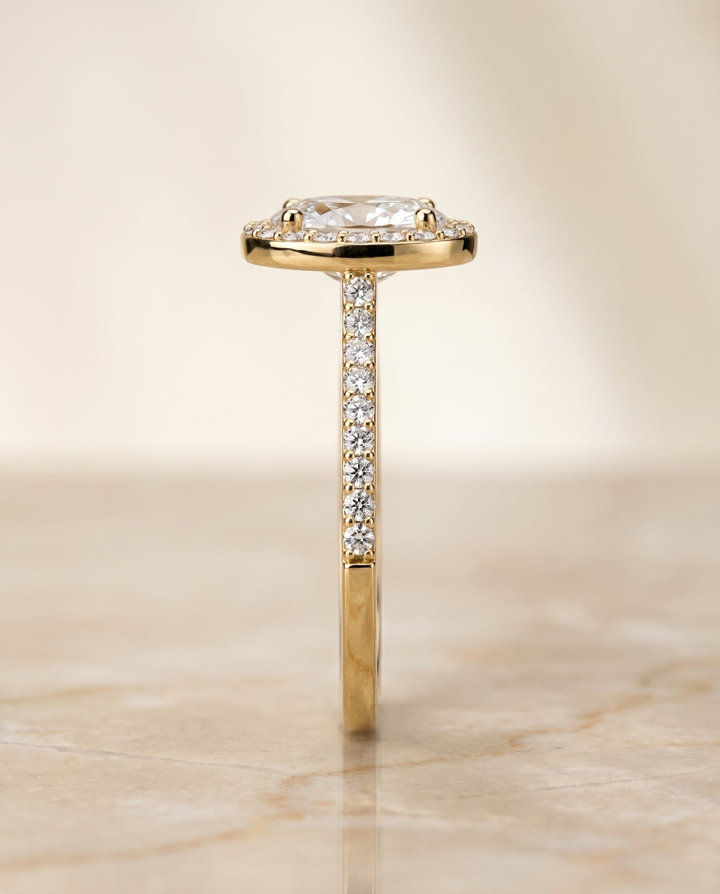 ตัวเรือนแหวนหมั้น Taylor Pavé Halo สำหรับเพชรรูปไข่ ทองคำขาว 18K
