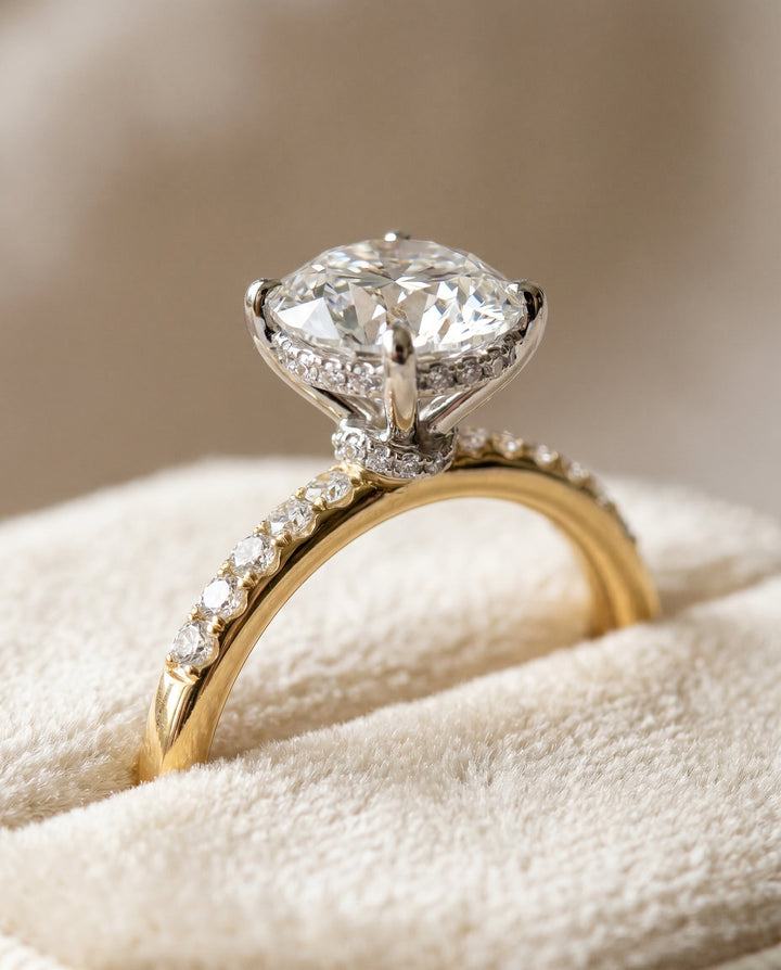 ตัวเรือนแหวนหมั้น Abbey Hidden Halo Solitaire สำหรับเพชรทรงกลมในทองคำ 18K Yellow Gold