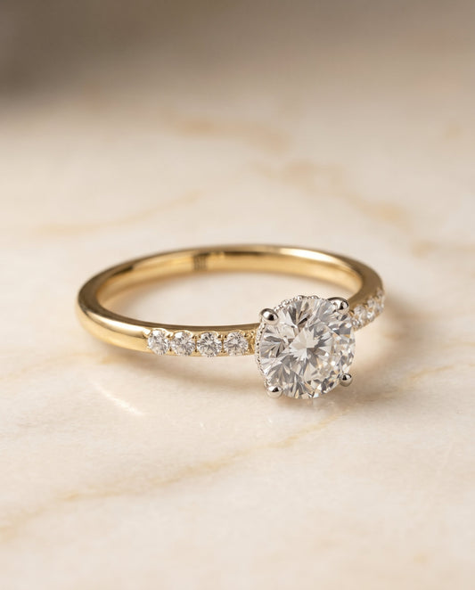 ตัวเรือนแหวนหมั้น Abbey Hidden Halo Solitaire สำหรับเพชรทรงกลมในทองคำ 18K Yellow Gold