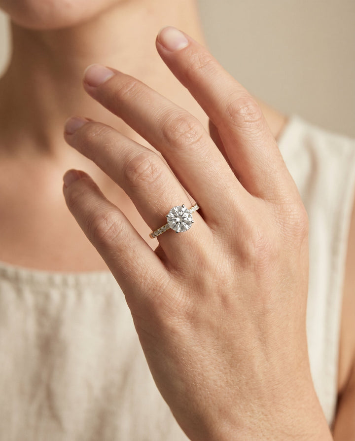 ตัวเรือนแหวนหมั้น Abbey Hidden Halo Solitaire สำหรับเพชรทรงกลมในทองคำ 18K Yellow Gold