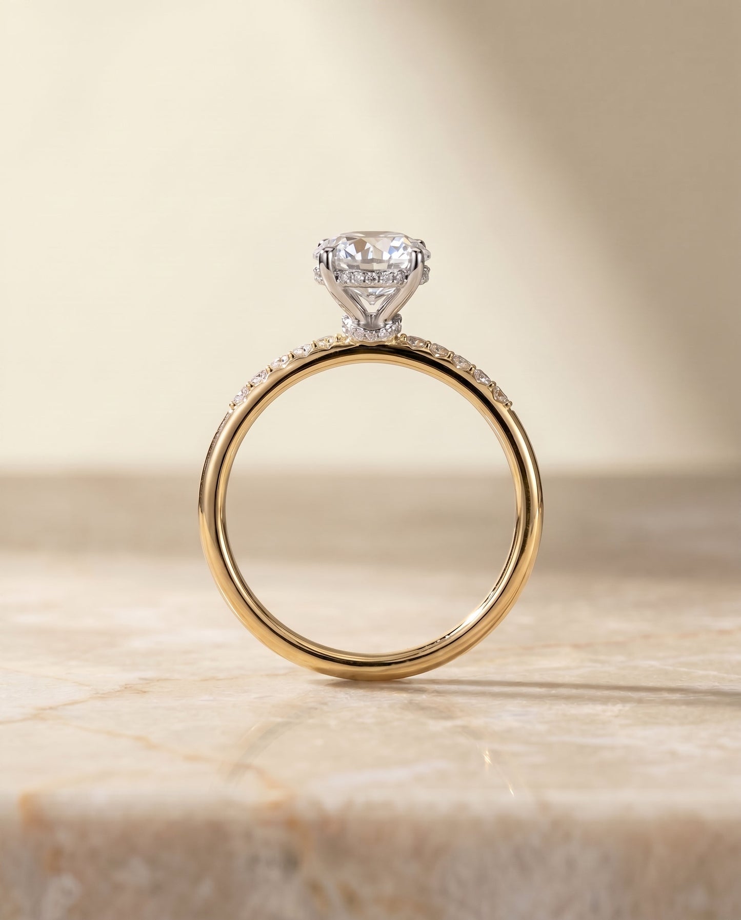 ตัวเรือนแหวนหมั้น Abbey Hidden Halo Solitaire สำหรับเพชรทรงกลมในทองคำ 18K Yellow Gold