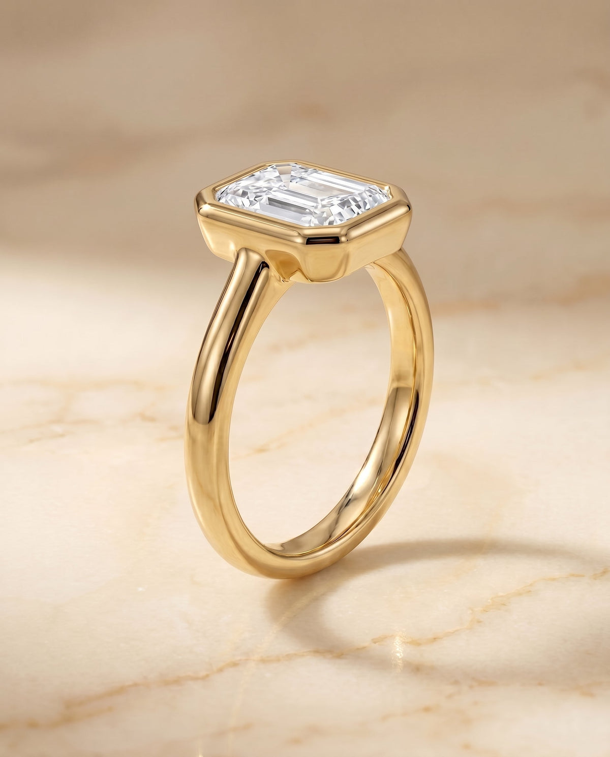 แหวนหมั้นเพชรแล็บ Agnes ทรงเรเดียนท์ ฝังหุ้มขอบ ตัวเรือนทองคำเหลือง 18K จาก RockHer