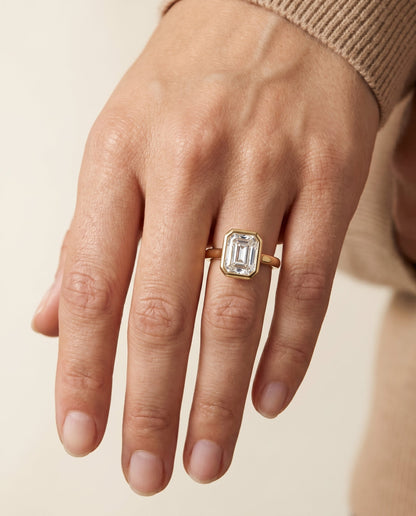 แหวนหมั้นเพชรแล็บ Agnes ทรงเรเดียนท์ ฝังหุ้มขอบ ตัวเรือนทองคำเหลือง 18K จาก RockHer