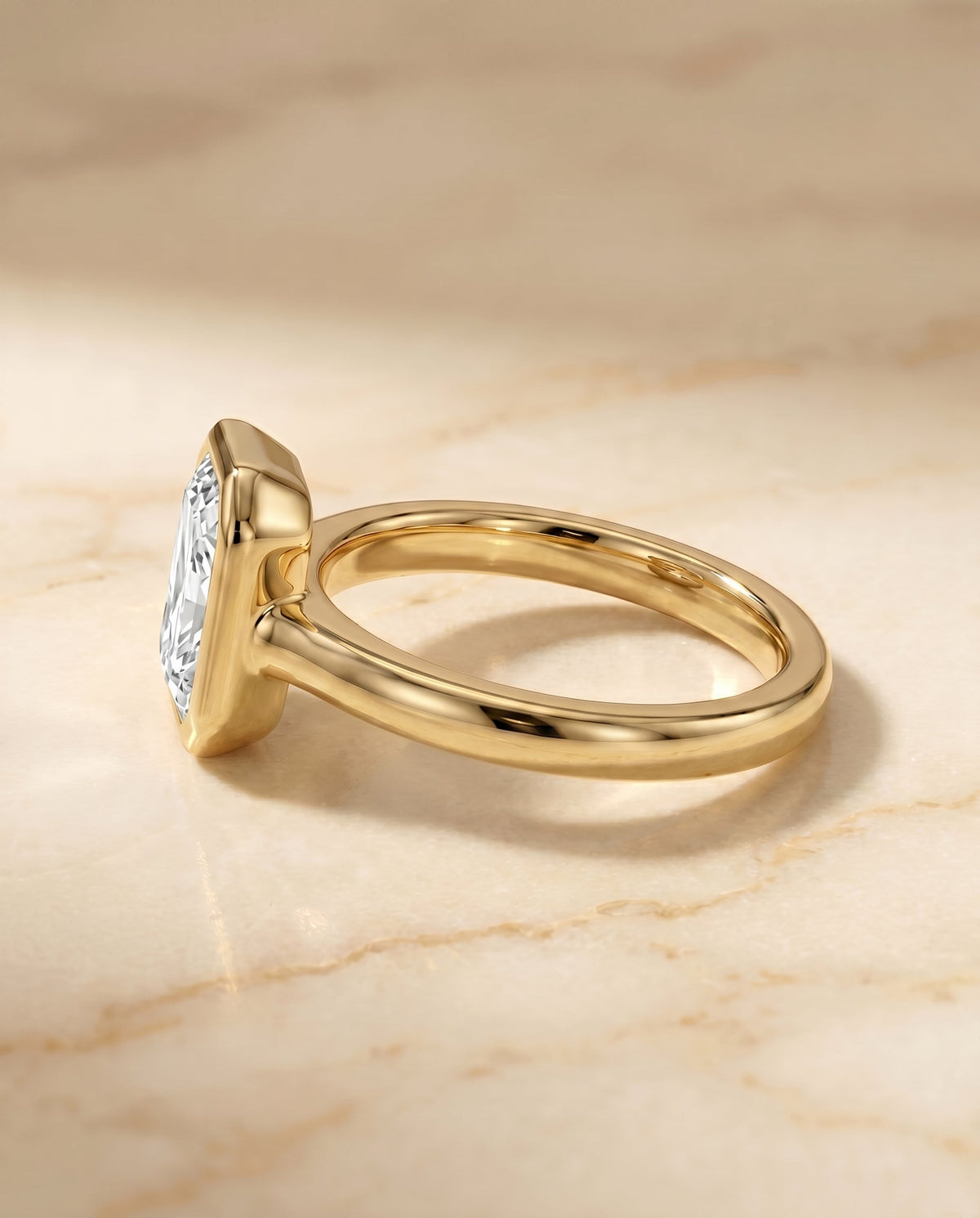 แหวนหมั้นเพชรแล็บ Agnes ทรงเรเดียนท์ ฝังหุ้มขอบ ตัวเรือนทองคำเหลือง 18K จาก RockHer