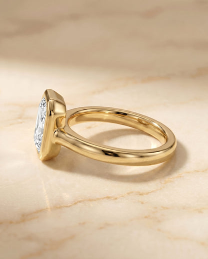 แหวนหมั้นเพชรแล็บ Agnes ทรงเรเดียนท์ ฝังหุ้มขอบ ตัวเรือนทองคำเหลือง 18K จาก RockHer