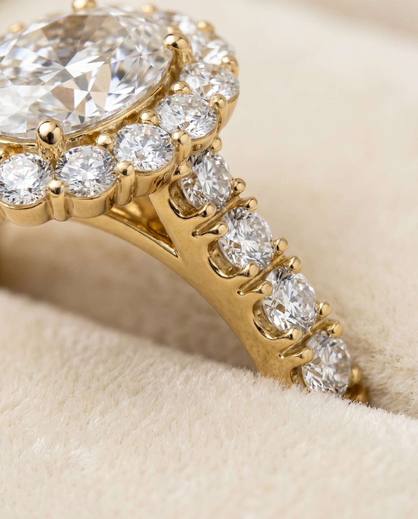 ตัวเรือนแหวนหมั้น Alannah Pavé Halo สำหรับเพชรเจียระไนรูปไข่ ทองคำ 18K